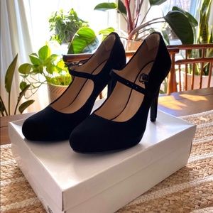 Guess Mary Jane pumps.